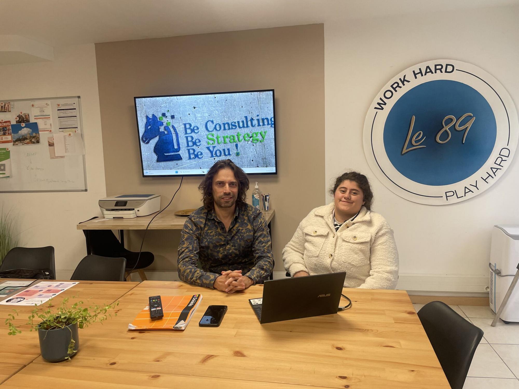 Fabrice (dirigeant) accompagne une jeune &eacute;tudiante dans la d&eacute;couverte de sa structure 